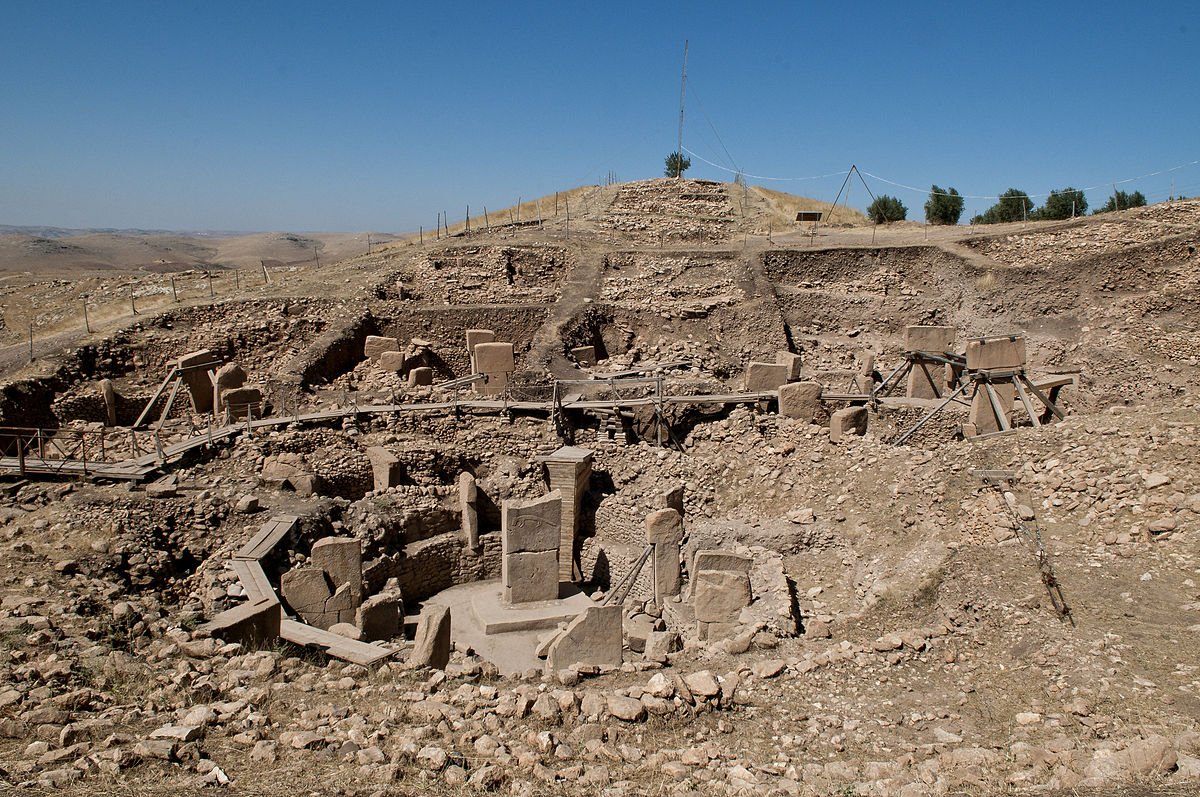 人類各民族共通的大洪水記載，來自於一場12800年前北半球的冰與火的災難，這場天災不是單一事件，而是數項事件組合的連擊，這些連擊重重打在當時人口仍少的人類身上，幾乎造成人類存亡一線，甚至日後因為人數過少，不得不近親婚配才能延續香火。 人類在那時候幾乎走入死胡同，幸好有少數族群留下少數人口，他們是現在所有人類的祖先，他們將那時遇見的天災與恐懼，化為口述神話與傳說，以警世故事的方式傳誦至後代，讓後代不要忘記那段慘痛的時代。事實上，這些不只是傳說，不但挖掘出死於那場天火的動物與人類殘跡，還有可能見證那場小行星碰撞以及天寒地凍的石刻紀錄。 許多民族受限於文字或是語言，或是局限於他們的視角，所以無法將這場大洪水完整地紀錄下來，但是這場天災真的就只能靠推論而無人記錄下來嗎? 答案可能是否定的，根據2017年由愛丁堡大學研究團隊發表的論文說明，可能真的有人經歷過這一切慘痛血淚，並將這天災以非文字的方法記錄下來，化為石碑，傳遞給子子孫孫的後代，不要忘記這慘痛的歷史。