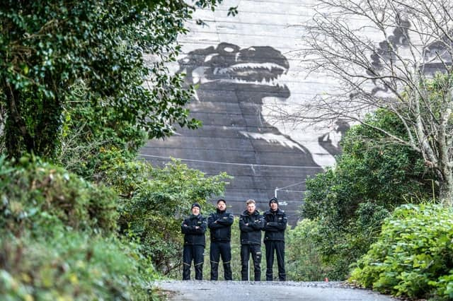 日本佐賀縣嬉野市的岩屋川内大壩上出現巨大哥吉拉壁畫（Dam art），這是爲了紀念大壩完工50年，而由德國高壓清洗機公司Kaercher派遣特別小組，花了兩個月洗出來的。